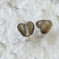 Dettaglio di perle in vetro grigio a cuore con glitter dorati per creazione gioielli DIY - Grigio Chiaro