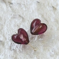 Dettaglio di perle a cuore in vetro magenta con minuterie metalliche dorate per gioielli fai da te - 14# Porpora Rosa