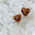 Dettaglio macro di perline a cuore color ambra con perni dorati per creazione di gioielli - 5# Caffè Scuro