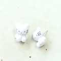 Detalle de pendientes de gato 3D blancos flocados con suave textura de felpa sobre piedra - Estilo de pasador de oreja / Blanco
