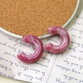 Orecchini a cerchio a C in resina marmorizzata rosa con perno in argento S925 da donna - Rosa Rosso