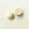 Vista macro di perle semitonde in resina bianco crema per gioielli fai-da-te e artigianato - Bianco avorio