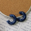 Dettaglio orecchini a C blu scuro con trama marmorea e perni in argento S925 lucido - Blu scuro