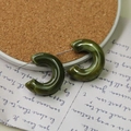 Dettaglio della texture marmorizzata verde oliva sugli orecchini a cerchio in resina a C - Verde Scuro