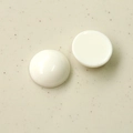 Dettaglio di cabochon in resina bianco crema da 20mm con finitura liscia e lucida per DIY - Bianco