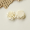 Detailansicht der cremeweißen Kamelienblüten aus Harz für DIY Schmuck und Zubehör - Creme