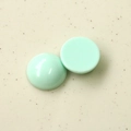 Dettaglio di cabochon in resina verde menta da 20 mm con finitura lucida a specchio - verde chiaro