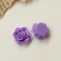 Detailansicht der Vorder- und Rückseite lila Harz-Kamelienblüten für DIY-Accessoires - Lila