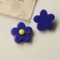 Detailed macro view of resin five-petal flower accessories for DIY jewelry and crafts - Klein Blue