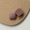Dettaglio di ciondoli quadrati in resina rosa antico opaco e lucido per gioielli fai da te - Viola Chiaro