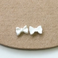 Detalle macro de lazos de resina blanco perlado para manicura DIY y decoración de uñas - Estilo Perlado Suave (2)