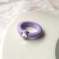 Détail de la bague en acrylique violette bonbon avec pierre précieuse ronde claire - Violet