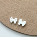 Detalle macro de lazos de perlas blancas para uñas con textura frontal y base plana - Estilo Relieve 3D (4)