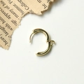 Détail de boucles d'oreilles huggie dorées avec petit anneau pour création DIY - Créoles ouvertes / Or