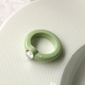 Dettaglio anello in resina verde menta con incastonato un diamante rotondo - Verde