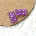 Dettaglio di ciondoli a forma di orsetto in resina viola traslucida per gioielli fai da te - Viola