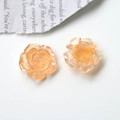 Nahaufnahme von Pfirsich-Resin-Rosen mit irisierendem Finish für DIY-Schmuck - Gelb