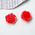 Makroaufnahme roter Harz-Rosen mit irisierender AB-Beschichtung für DIY-Schmuck und Basteln - Rot