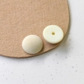 Detailansicht eines beigen beflockten Cabochons mit Kunststoffrückseite für DIY-Schmuck - Milchweiß