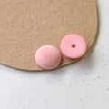 Detailansicht von rosa beflockten Halbrundperlen und flacher Basis für DIY-Schmuck - Rosa