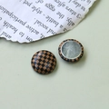 Vue détaillée de boutons à motif damier de vache avec base plate en métal pour le DIY - Rond Imprimé Léopard