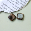 Détail macro de boutons carrés à damier avec dos en métal argenté poli pour artisanat - Carré Imprimé Léopard Style A