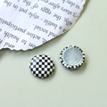 Vue macro de boutons en tissu à motif damier avec envers en métal argenté poli - Rond Damier 20mm