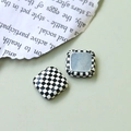 Gros plan de boutons carrés à damier noir et blanc avec base en métal argenté poli - Carré Damier Style A