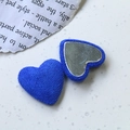 Detalle macro de botones de corazón azul Klein con flocado suave y base metálica para el DIY - Azul Klein A