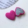 Detalle de dijes de corazón magenta con textura aterciopelada y base plana de metal plateado - Rosa Rojo