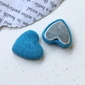 Détail de boutons en laine bleue en forme de cœur avec support en métal pour DIY - Bleu ciel