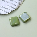 Dettaglio di bottoni quadrati fai-da-te verde oliva con trama in pelle e inserto in metallo - Quadrato Verde Matcha