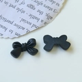 Makroaufnahme von mattschwarzem Harz-Schleifen-Zubehör für DIY-Schmuck und Clips - Schwarz