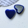 Détail de boutons en fausse laine bleu roi en forme de cœur avec base en métal pour DIY - Bleu Klein B