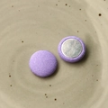 Dettaglio di bottoni in tessuto lavanda con retro in metallo per fai da te e cucito - Viola