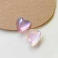 Dettaglio macro di ciondoli a cuore in resina sfumata con glitter per fai da te - Rosa