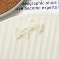 Dettaglio macro di fiocchi luminosi in resina per nail art e cover di cellulari - Bianco Gelatina