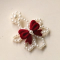 Dettaglio di ornamento floreale di perle con fiocco in velluto rosso per accessori DIY - Fiocco n. 1 / Borgogna