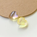 Vista macro di ciondoli a cuore in resina glitterata per gioielli fai-da-te e decorazioni - Giallo