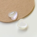 Dettaglio macro di ciondoli a cuore in resina cangiante per gioielli e accessori DIY - Bianco