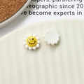 Macro di ciondoli a margherita in resina con faccina sorridente per nail art e gioielli DIY - Bianco