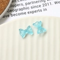 Gros plan de nœuds en résine bleu clair pour ongles sur une assiette en céramique - Bleu