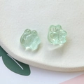 Primer plano de dijes de resina de pata de gato verde claro brillante para bisutería - Verde claro