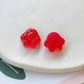 Vue macro des breloques pattes de chat en résine rouge avec détails en forme de cœur - Rouge
