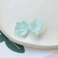 Vue macro de breloques en résine chat bleu clair avec paillettes sur plateau blanc - Bleu clair