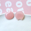 Detalle macro de colgantes de gato de resina rosa con purpurina para manualidades - Clip de estrella de dibujos animados rosa (My Melody)