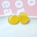 Primer plano de cabezas de gato de resina amarilla brillante para joyas de bricolaje - Amarillo Una Pieza