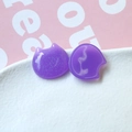 Detalle de dijes de gato de resina morada con purpurina y acabado brillante para DIY - Púrpura