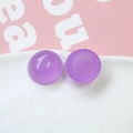 Gros plan d'accessoires demi-sphères en résine violette pailletée et éclats dorés - Violet
