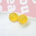 Primer plano de cuentas de resina amarilla con purpurina de 18 mm para pendientes y DIY - Amarillo